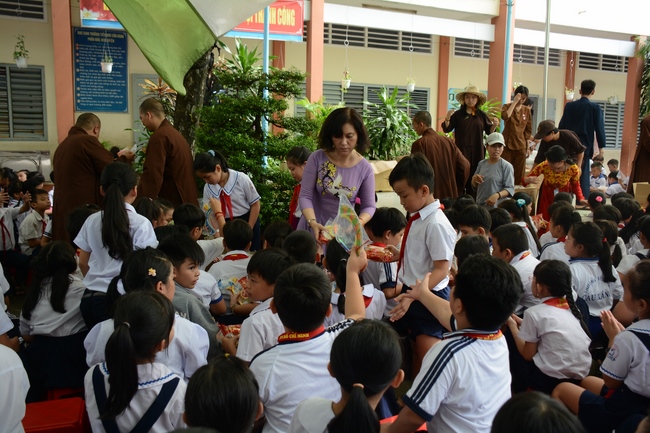 Giving gift portions to pupils on the occasion of Mid-Autumn Festival